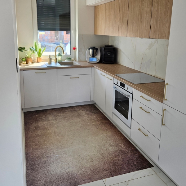 Modny winylowy dywan Pustynny beton