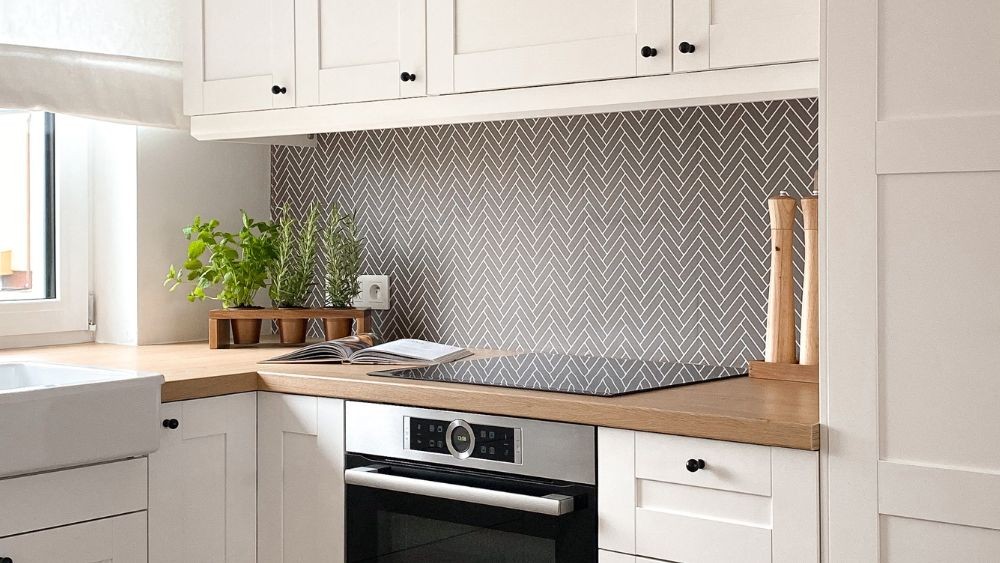 Remont bez skuwania płytek - jak odmienić ściany i podłogi bez bałaganu